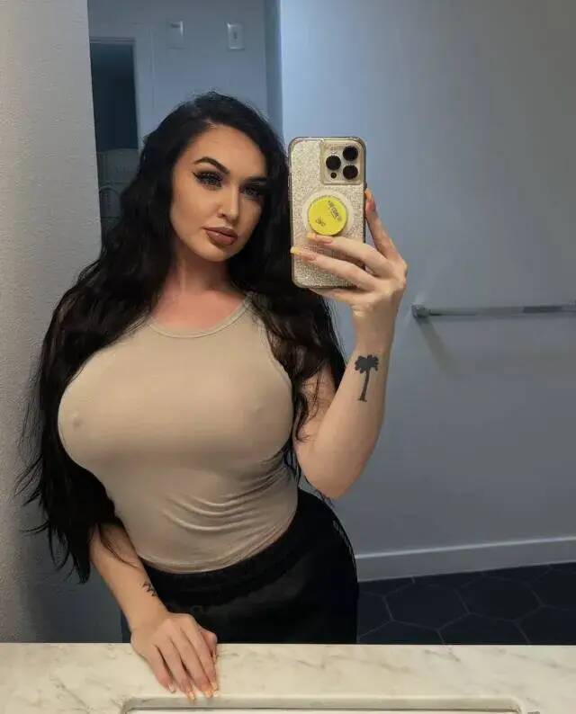 Abbie - Independent Female Santa Cruz Escort