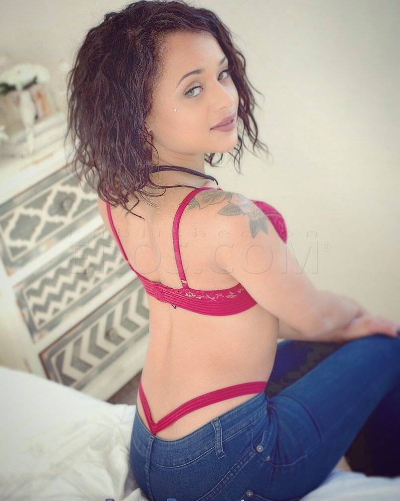 Holly Hendrix - Independent Female Los Angeles Escort
